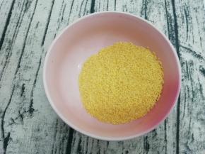 小米用水淘洗干净