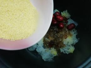 在将小米也倒入锅中