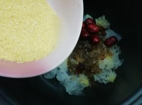 在将小米也倒入锅中