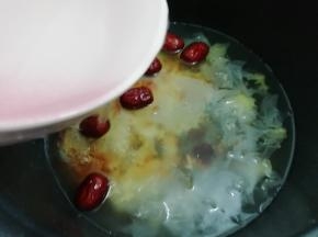 加入适量的水
