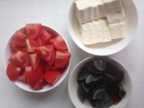 豆腐切成小块，番茄去蒂切块，皮蛋蒸熟后去壳，切小块