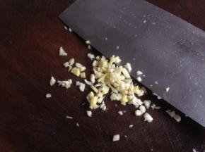 姜去皮，蒜去外衣，都剁成蓉