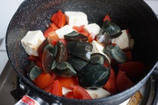 将蒸好的皮蛋块放入