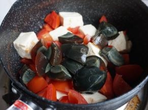 将蒸好的皮蛋块放入