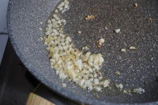 锅里加油烧热后，倒入姜蒜蓉和盐，煸香