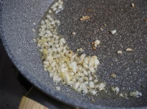 锅里加油烧热后，倒入姜蒜蓉和盐，煸香