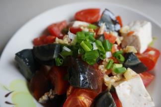 再倒入豆腐里，拌匀，最后撒上葱花即可