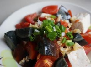 再倒入豆腐里，拌匀，最后撒上葱花即可