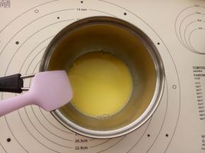 把黄油和牛奶放入小锅里小火加热至融化后备用。