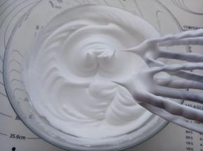 蛋清加几滴白醋分三次加糖打到尖角。