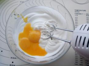 加入蛋黄继续用电动打蛋器打发。