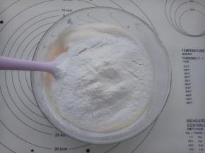 筛入低筋面粉并用刮刀切拌均匀（切勿画圈搅拌）。