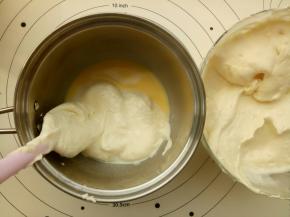 取三分之一面糊与第一步中化好的黄油牛奶液混合均匀。