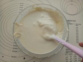 把混合好的糊与剩下的三分之二面糊混合均匀。