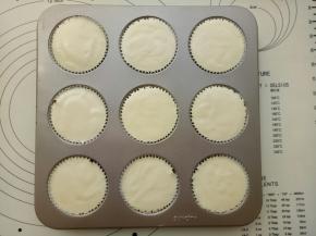 把蛋糕糊装入裱花袋挤到阳晨九连麦芬蛋糕模具里（模具里放上小纸托）震几下，把大气泡震出去。