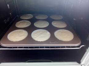 长帝炫彩烤箱CRTF32WBL上下管170度预热10分钟。放入烤箱中层170度25分钟。