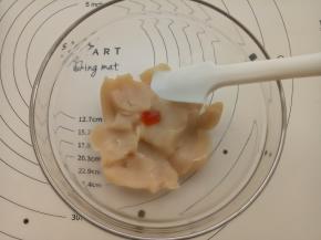 白豆沙加入少许黄色色素拌均。