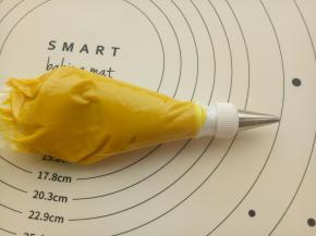 装入裱花袋（裱花嘴：SN7173）。