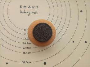 取一片奥利奥饼干放在蛋糕上面。