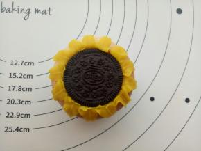 贴着奥利奥的边缘挤一圈向日葵花瓣，这是第一层。