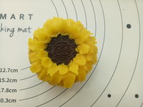 在两个花瓣之间挤上第二层花瓣，同样规律再挤上第三层、第四层。根据个人的喜好挤3-5层即可。