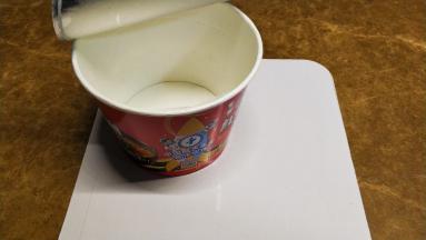 拿出面和调料，用纸巾抹干净