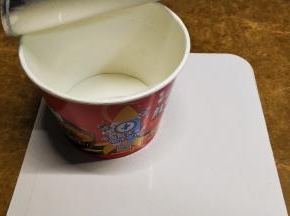 拿出面和调料，用纸巾抹干净