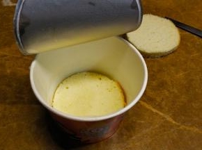 放一片蛋糕入面桶底