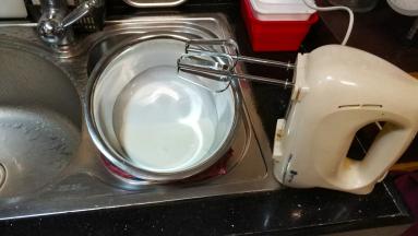 淡奶油加入糖、盐打发