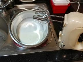 淡奶油加入糖、盐打发