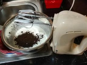 打到6成时加入奥利奥碎继续打发到9成硬