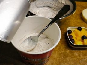 在蛋糕面抹上一层奶油