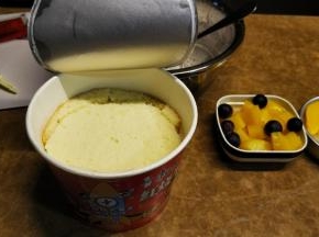 放上另一片蛋糕片