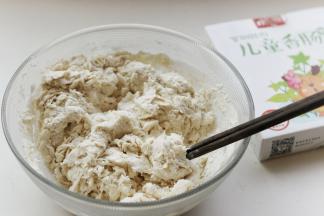 面团部分的材料混合在一起，先用筷子搅成絮状，开始会比较硬一点。