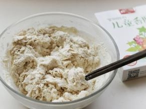 面团部分的材料混合在一起，先用筷子搅成絮状，开始会比较硬一点。