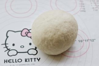 移到揉面垫上揉大约8分钟左右，成为非常光滑的面团。也可以丢入面包机里揉，总之达到光滑就好了。揉面对馒头来说非常关键，馒头好不好吃就靠揉了。