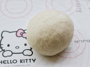 移到揉面垫上揉大约8分钟左右，成为非常光滑的面团。也可以丢入面包机里揉，总之达到光滑就好了。揉面对馒头来说非常关键，馒头好不好吃就靠揉了。