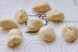 揉好的面团均匀分成8份，每个大约是50克，这个小兔子是很迷你的，这样才可爱，大了就比较傻了。