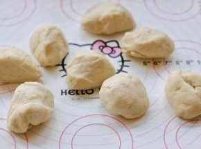 揉好的面团均匀分成8份，每个大约是50克，这个小兔子是很迷你的，这样才可爱，大了就比较傻了。