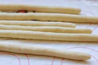 全部搓成长条，搓条的时候一定要有耐心，从中间向外一点点用力，慢慢搓长，而不要使劲拉伸，避免出现断裂。大约长度不少于45厘米即可。造型的时候都会略微缩一点。