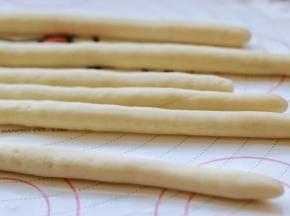 全部搓成长条，搓条的时候一定要有耐心，从中间向外一点点用力，慢慢搓长，而不要使劲拉伸，避免出现断裂。大约长度不少于45厘米即可。造型的时候都会略微缩一点。