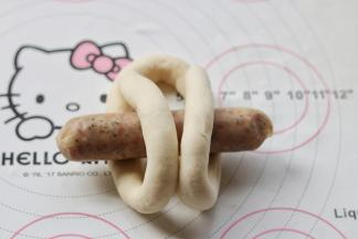 长条的两个头拿起来，全部向上翻折。如图一样操作就行。