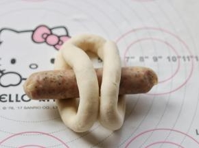 长条的两个头拿起来，全部向上翻折。如图一样操作就行。