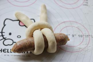 然后再从下面掏出来，整理一下，小兔子就做好了。不需要拉的太紧，发酵之后就会很饱满了。