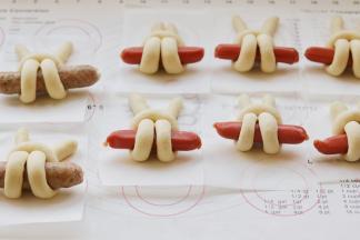 全部做好，看着是不是超级萌呢。面团刚好做8个，每个大约50克，是比较迷你的小馒头，小朋友可以吃两到三个。