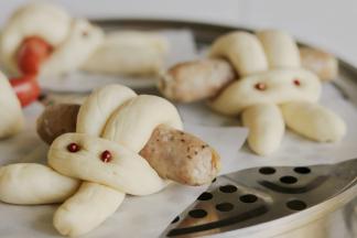 放入蒸锅里，盖上锅盖，发酵大约40分钟左右，根据发酵状态判断。变得饱满就可以了。用红豆做小兔子的眼睛，稍微用力把眼睛按进去。