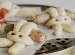 放入蒸锅里，盖上锅盖，发酵大约40分钟左右，根据发酵状态判断。变得饱满就可以了。用红豆做小兔子的眼睛，稍微用力把眼睛按进去。