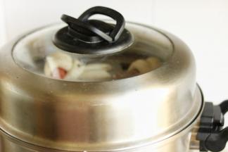 开大火，等蒸锅上汽后，再转中火蒸15分钟，关火后再焖几分钟就可以了。