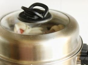 开大火，等蒸锅上汽后，再转中火蒸15分钟，关火后再焖几分钟就可以了。