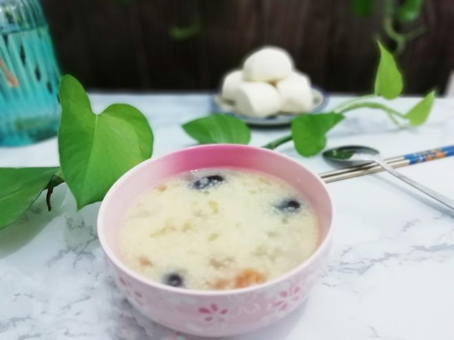 银耳桃胶大枣小米粥